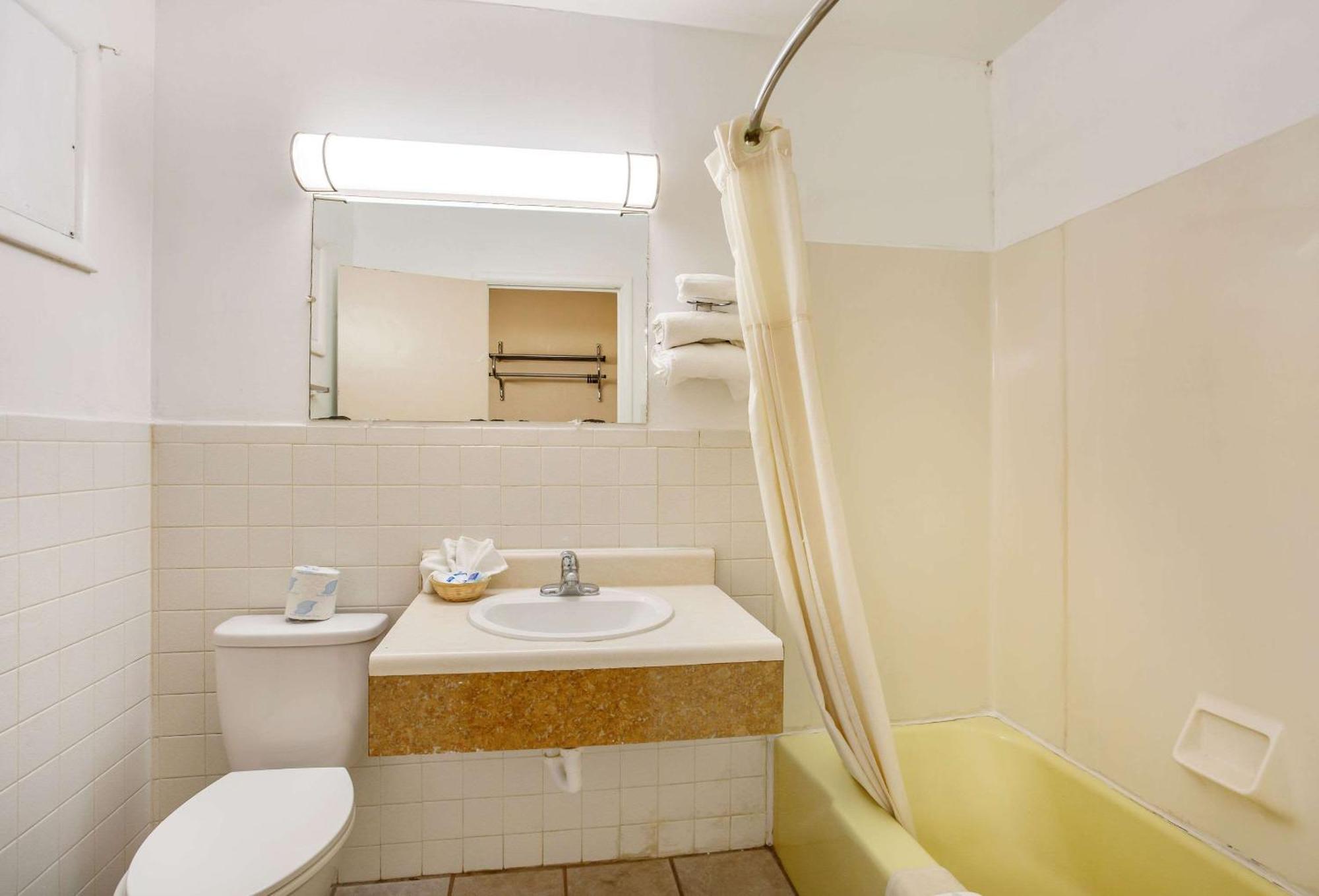 Rodeway Inn & Suites Ратон Экстерьер фото