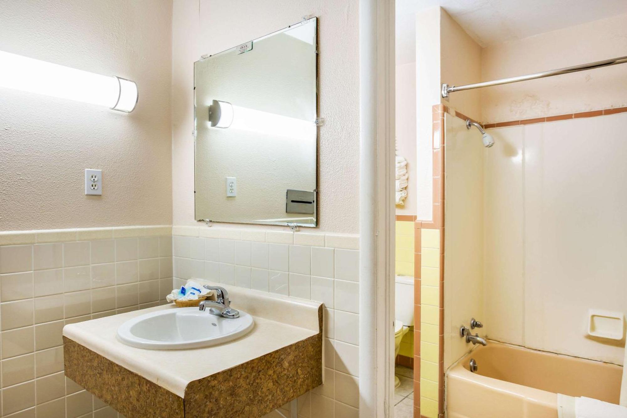 Rodeway Inn & Suites Ратон Экстерьер фото