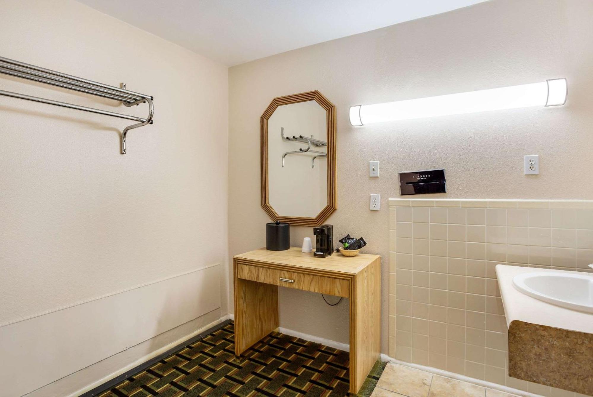 Rodeway Inn & Suites Ратон Экстерьер фото